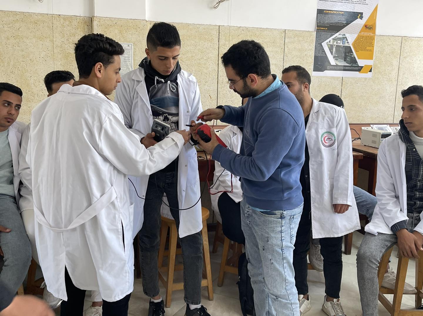 التدريب العملي لطلاب المعهد شعبه صيانه الاجهزه الطبيه بمعامل المعهد